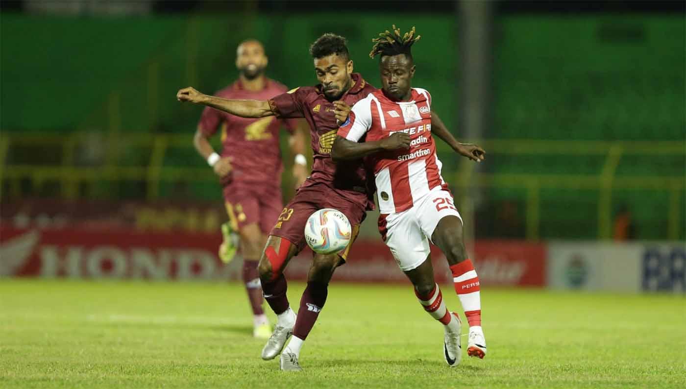 Duel bek PSM, Yance Sayuri dengan gelandang Persis Solo, Moussa Sidibe di kompetisi Liga 1 2023/2024. (Foto: MO Persis Solo). - INDOSPORT