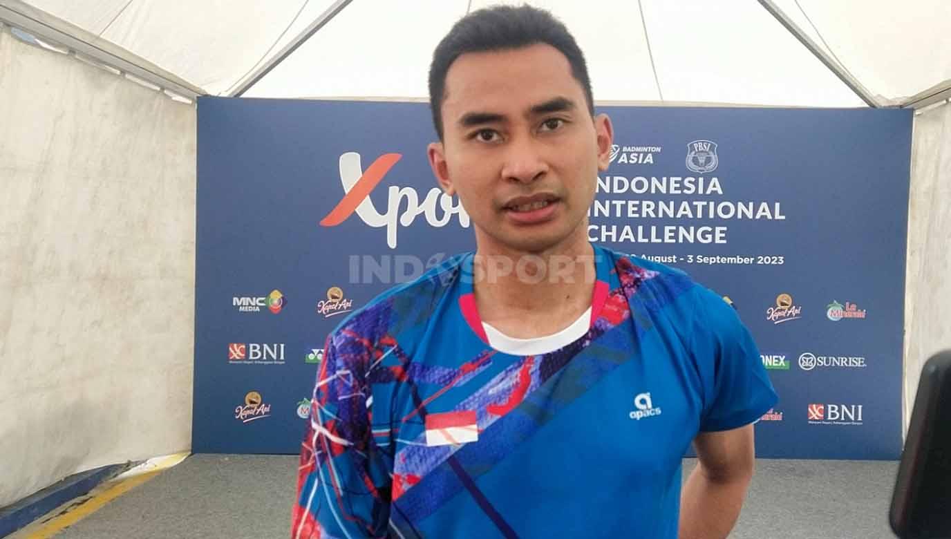 Tommy Sugiarto mengikuti turnamen bulutangkis Indonesia International Challenge 2023. (Foto: Aldi Aulia Anwar/INDOSPORT)