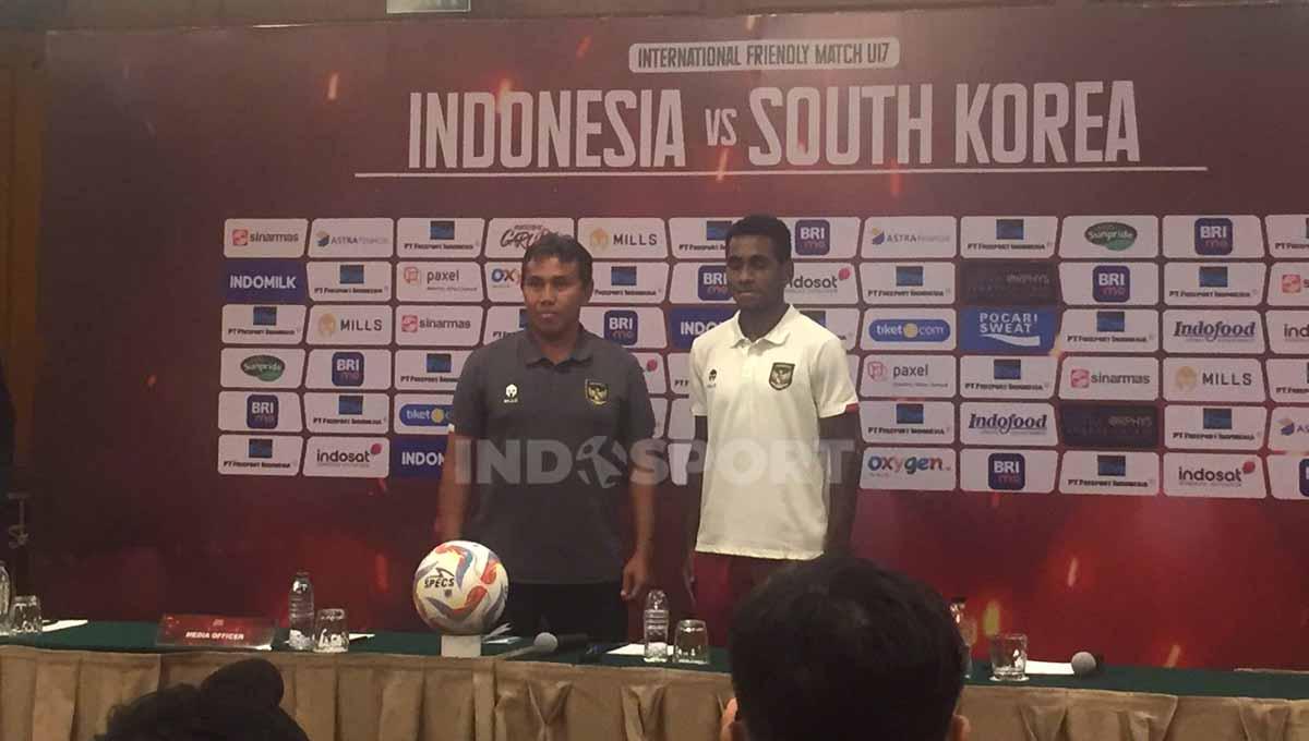 Preskon Timnas U-19 vs Korsel U-19 diwakili pelatih, Bima Sakti dan pemain M. Iqbal. (Foto: Petrus Manus Da' Yerimon/INDOSPORT)