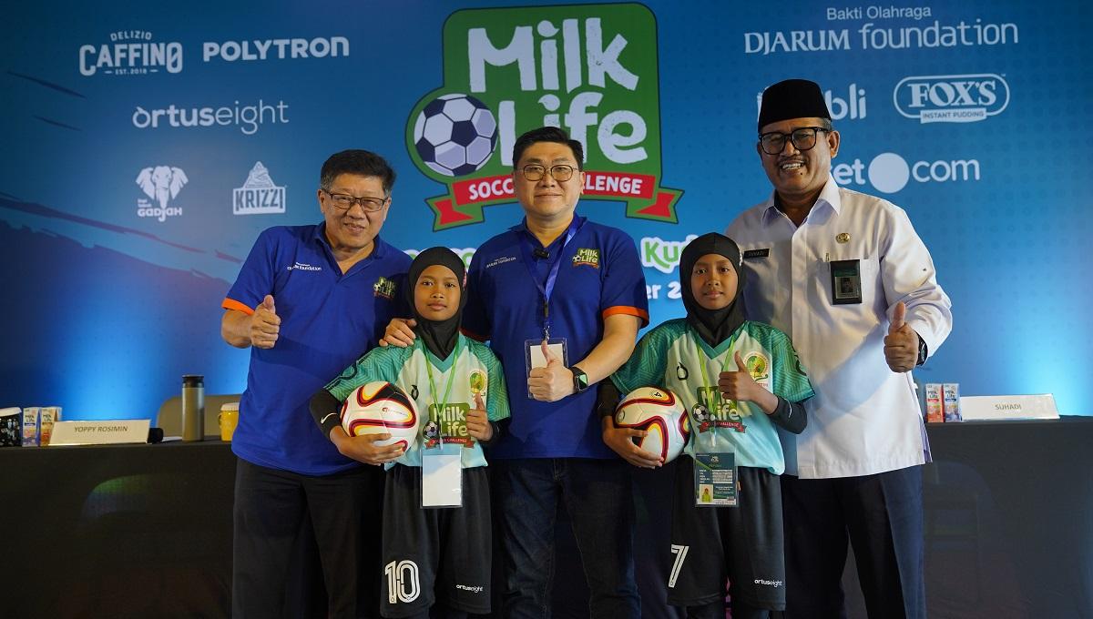 Atlet kembar Rara dan Rere di ajang MilkLife Soccer Challenge 2023.