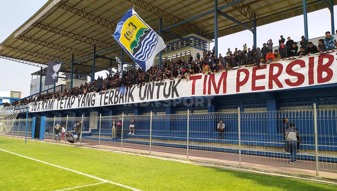 Bobotoh memberikan dukungan kepada tim Persib, jelang pertandingan menghadapi Persija Jakarta di Stadion Utama Gelora Bung Karno (Jakarta).