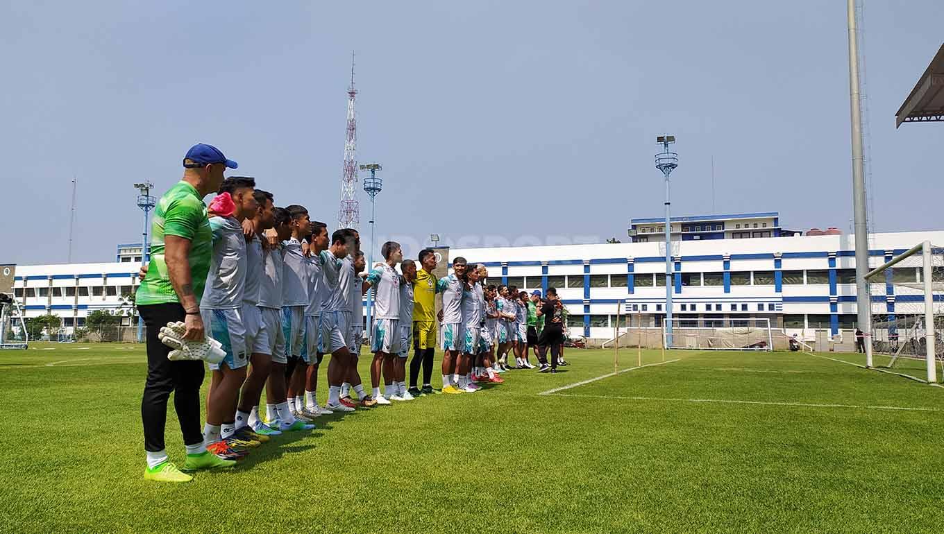 Para tim Persib, jelang pertandingan menghadapi Persija Jakarta di Stadion Utama Gelora Bung Karno (Jakarta).