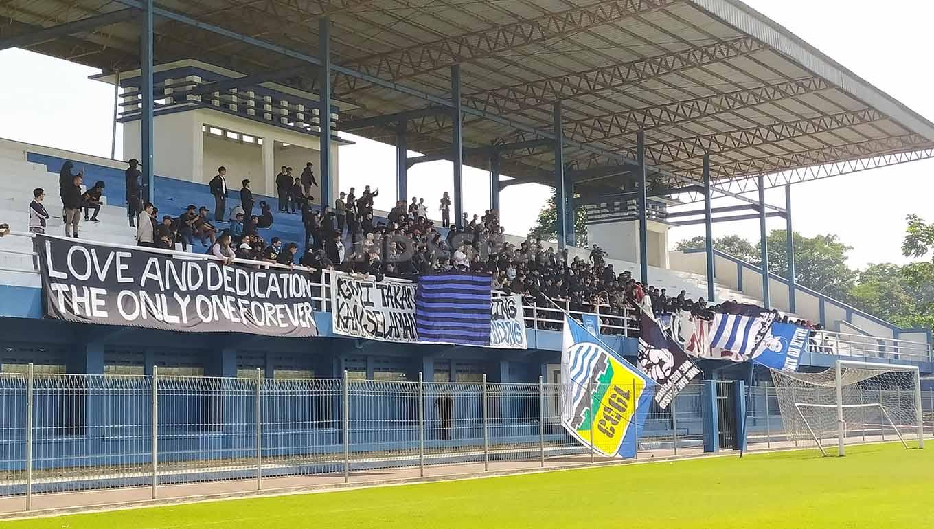 Bobotoh memberikan dukungan kepada tim Persib, jelang pertandingan menghadapi Persija Jakarta di Stadion Utama Gelora Bung Karno (Jakarta).