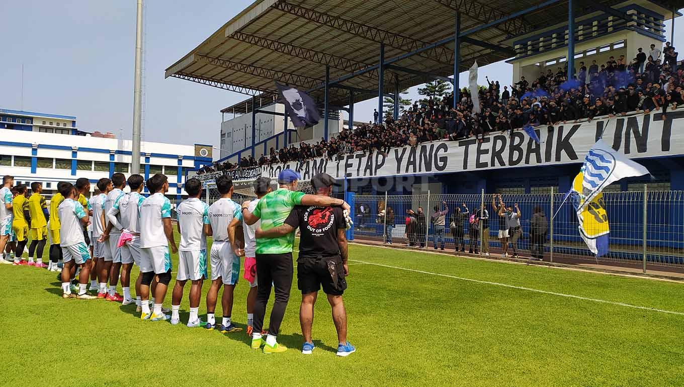 Para pemain Persib saat bertemu bobotoh yang memberikan dukungan kepada tim, jelang pertandingan menghadapi Persija Jakarta di Stadion Utama Gelora Bung Karno (Jakarta).