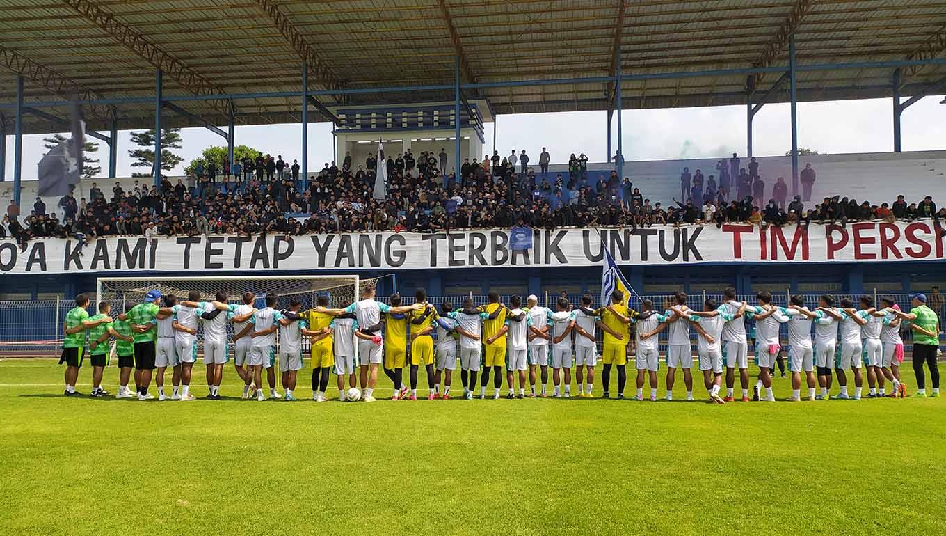Para pemain Persib saat bertemu bobotoh yang memberikan dukungan kepada tim, jelang pertandingan menghadapi Persija Jakarta di Stadion Utama Gelora Bung Karno (Jakarta).