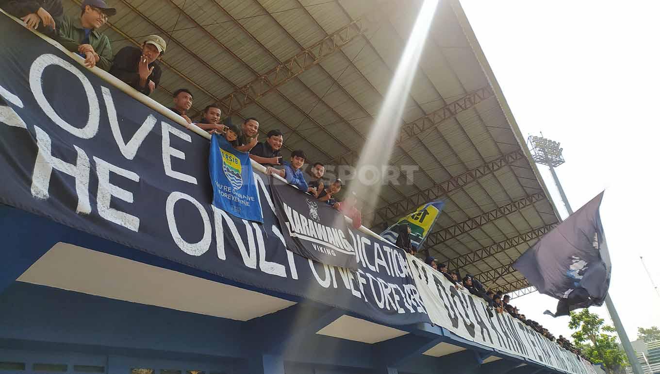 Bobotoh memberikan dukungan kepada tim Persib, jelang pertandingan menghadapi Persija Jakarta di Stadion Utama Gelora Bung Karno (Jakarta).