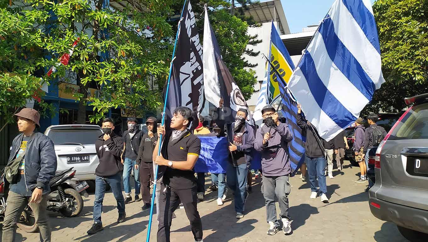 Bobotoh memberikan dukungan kepada tim Persib, jelang pertandingan menghadapi Persija Jakarta di Stadion Utama Gelora Bung Karno (Jakarta).