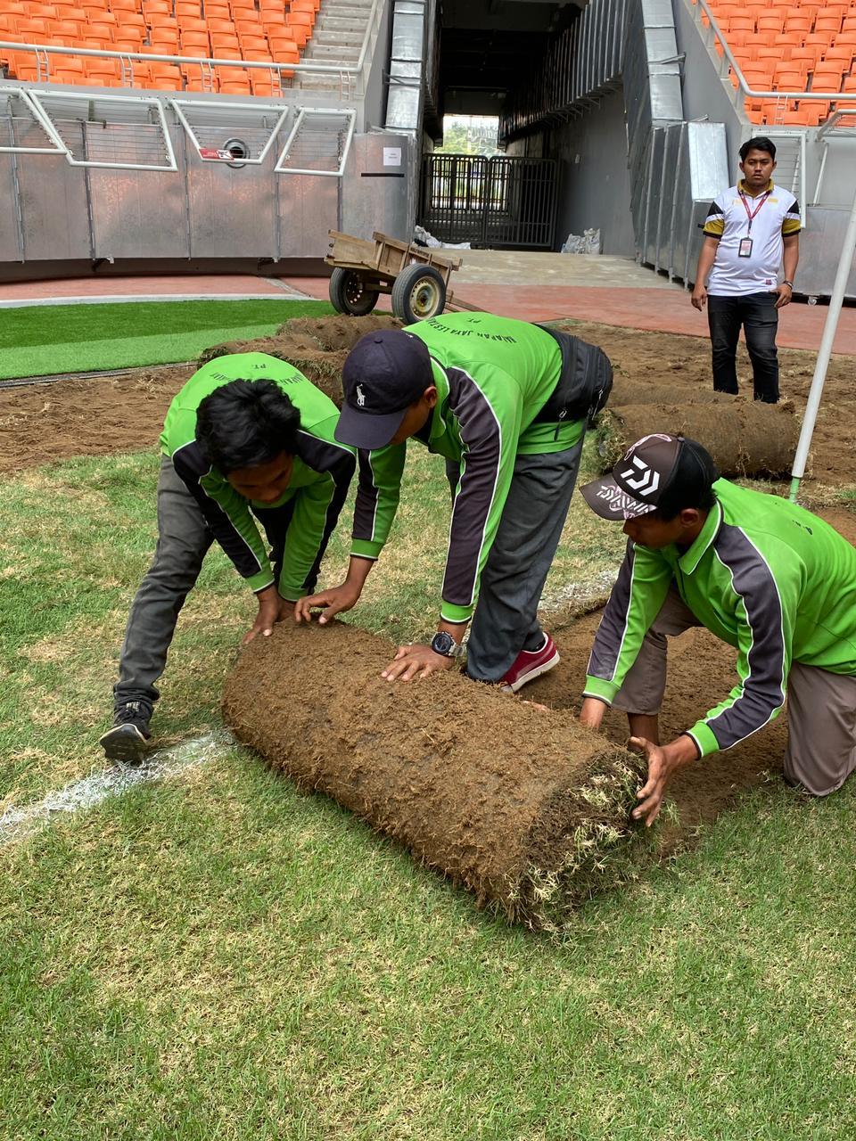 Proses perbaikan rumput JIS. Foto: Jakpro. Copyright: Jakpro