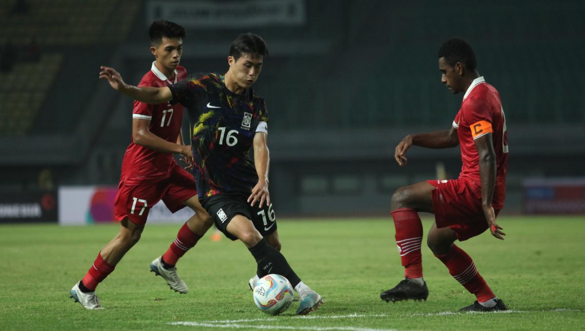Pemain Korsel U-17, Kim Myeongjun mencoba melewati kapten Timnas U-17, Muhammad Iqbal  dalam laga uji coba di Stadion Patriot, Bekasi, Rabu (30/08/23).