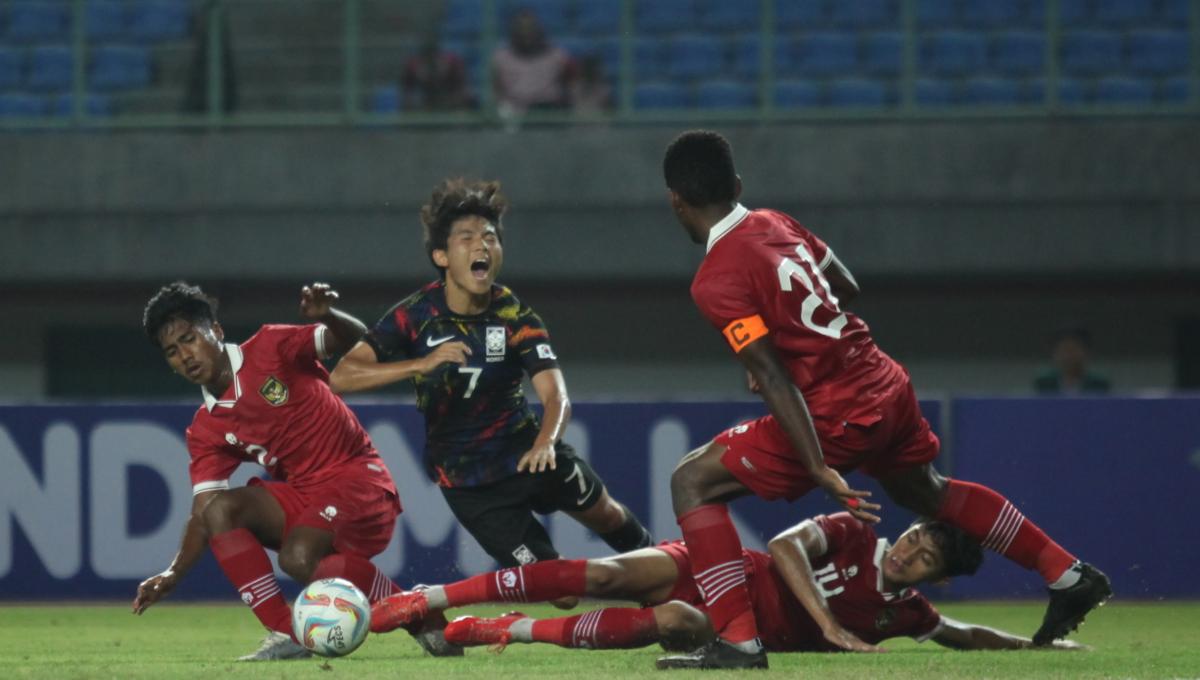 Pemain Korsel U-17, Hwang Eunchong dijatuhkan tiga pemain Timnas U-17 dalam laga uji coba di Stadion Patriot, Bekasi, Rabu (30/08/23).