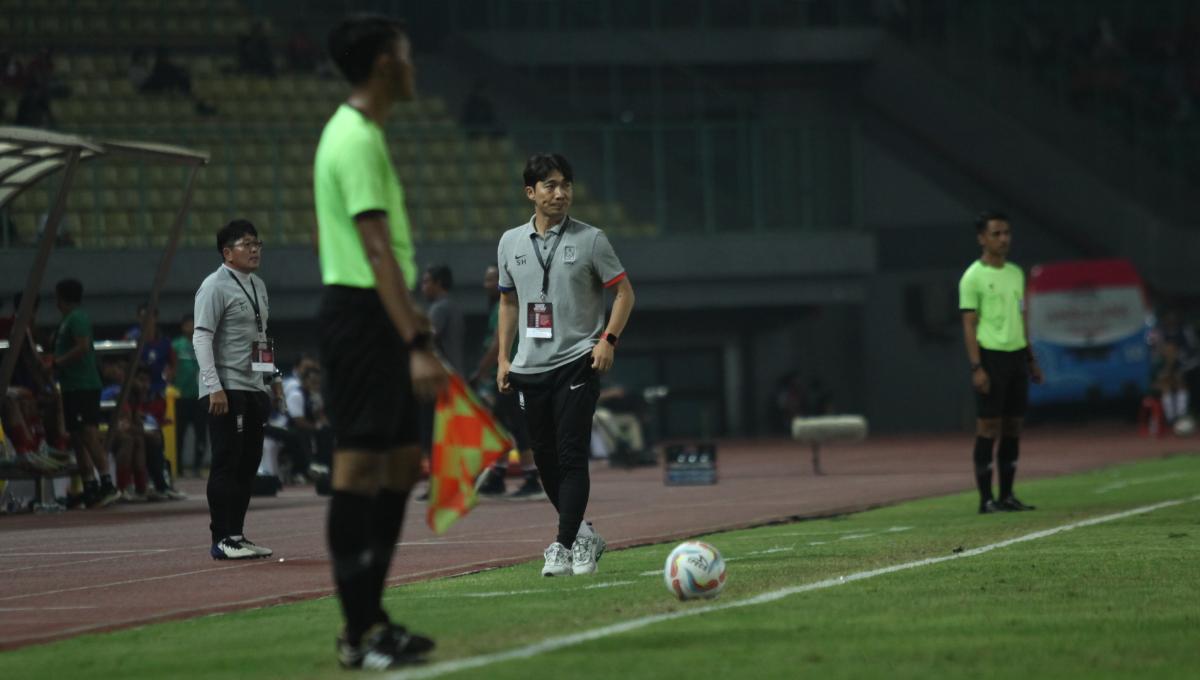 Pelatih Timnas Korsel U-17, Byun Sunghwan dalam laga uji coba melawan Timnas U-17 di Stadion Patriot, Bekasi, Rabu (30/08/23).