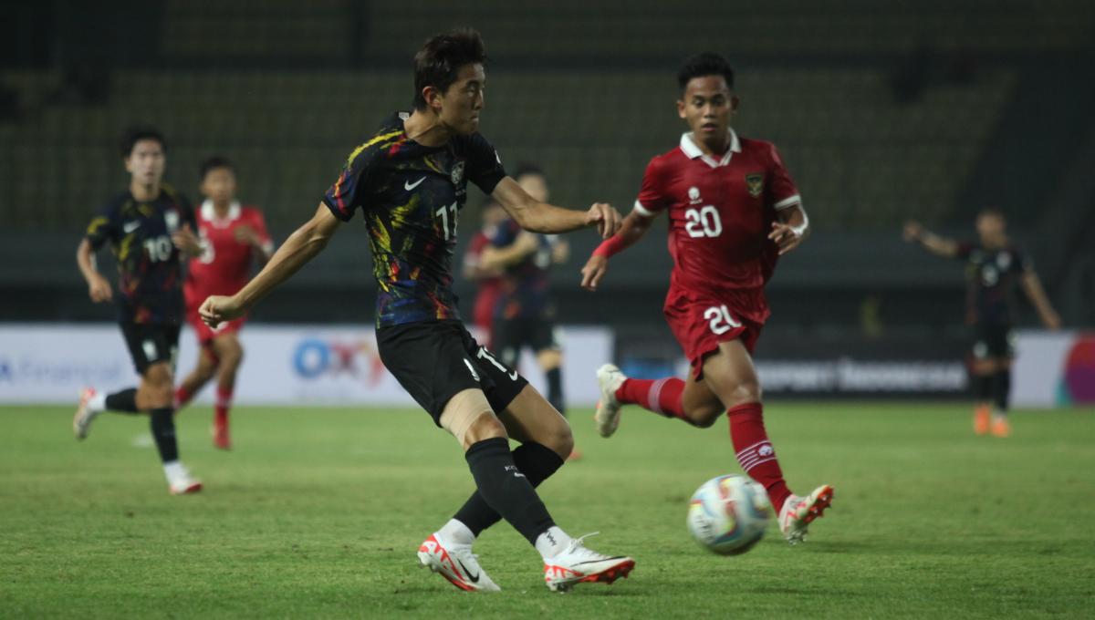 Pemain Korsel U-17, Seong Himchan saat memberikan umpan kepada rekannya dalam laga uji coba melawan Timnas U-17 di Stadion Patriot, Bekasi, Rabu (30/08/23).