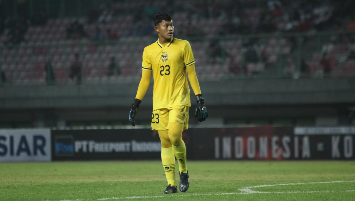 Kiper Timnas U-17, Ikram Al Giffari dalam laga uji coba melawan Korsel U-17 di Stadion Patriot, Bekasi, Rabu (30/08/23). Copyright: Herry Ibrahim/INDOSPORT