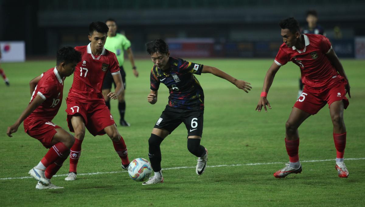 Pemain Timnas Korsel U-17 dijaga ketat tiga pemain Timnas U-17 dalam laga uji coba di Stadion Patriot, Bekasi, Rabu (30/08/23).