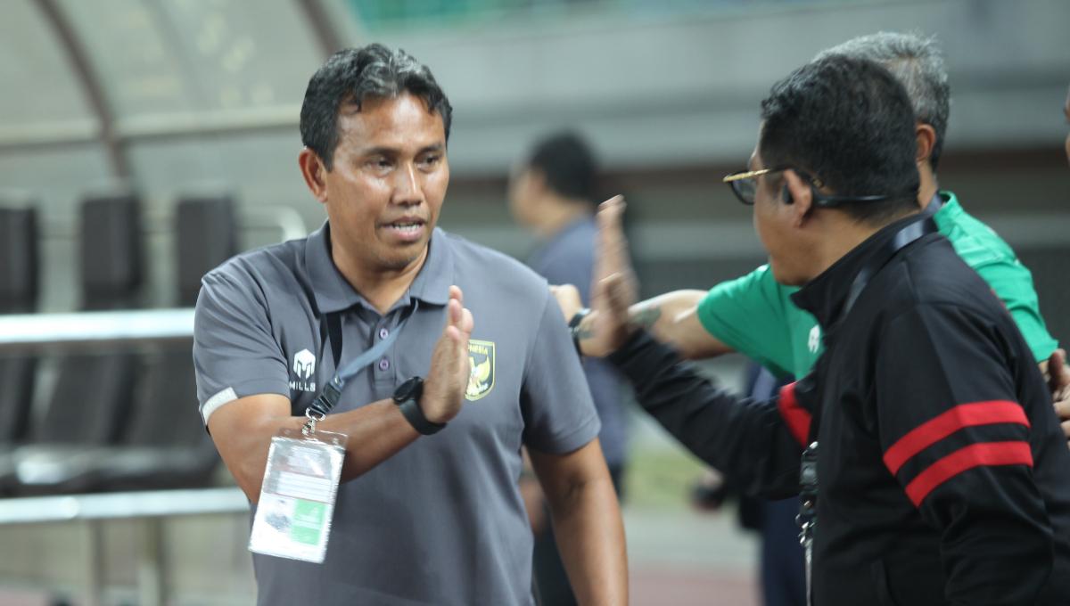 Pelatih Timnas Indonesia U-17, Bima Sakti dalam laga uji coba melawan Korsel U-17 di Stadion Patriot, Bekasi, Rabu (30/08/23).