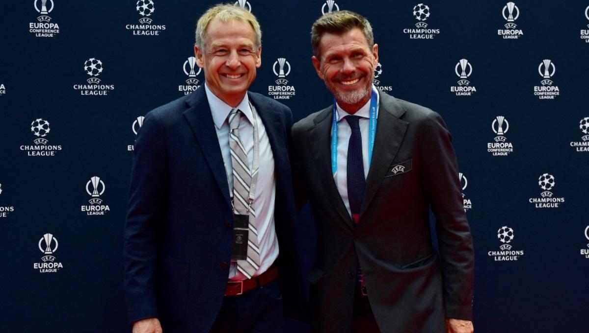 Mantan pemain AC Milan yang kini menjabat chief of football UEFA, Zvonimir Boban (kanan). Foto: REUTERS/Massimo Pinca.