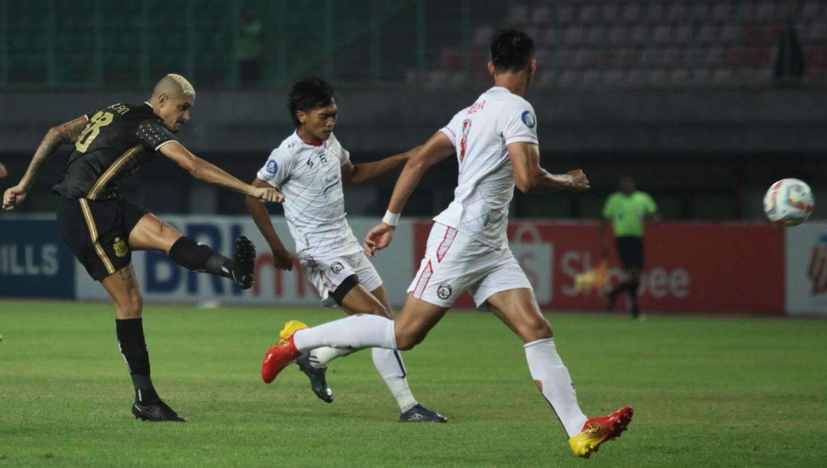 Striker Bhayangkara FC, Crislan Henrique da Silva melakuan tendangan ke gawang Arema FC dalam laga pekan ke-11 Liga 1 2023/2024 di stadion Patriot, Jumat (01/09/23).