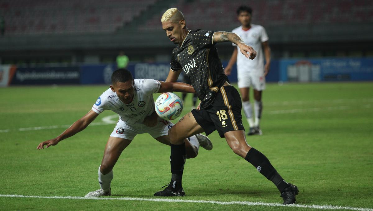 Duel antara striker Bhayangkara FC, Crislan Henrique da Silva dengan bek Arema FC, Ginanjar Wahyu dalam laga pekan ke-11 Liga 1 2023/2024 di stadion Patriot, Jumat (01/09/23).