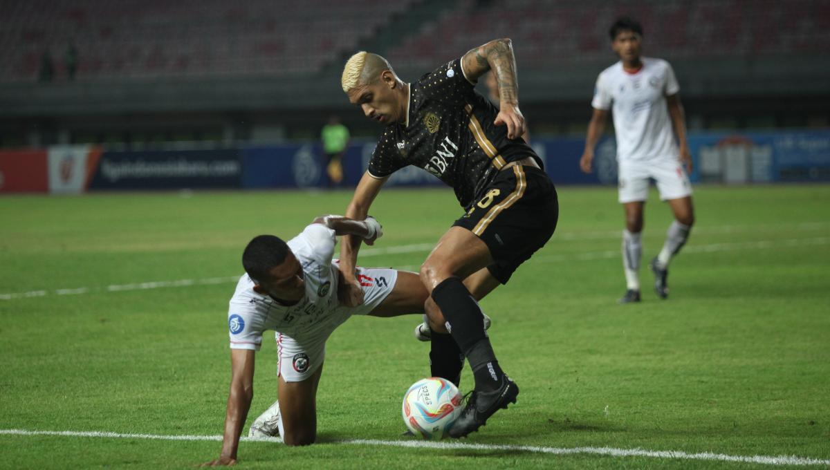 Duel antara striker Bhayangkara FC, Crislan Henrique da Silva dengan bek Arema FC, Ginanjar Wahyu dalam laga pekan ke-11 Liga 1 2023/2024 di stadion Patriot, Jumat (01/09/23).