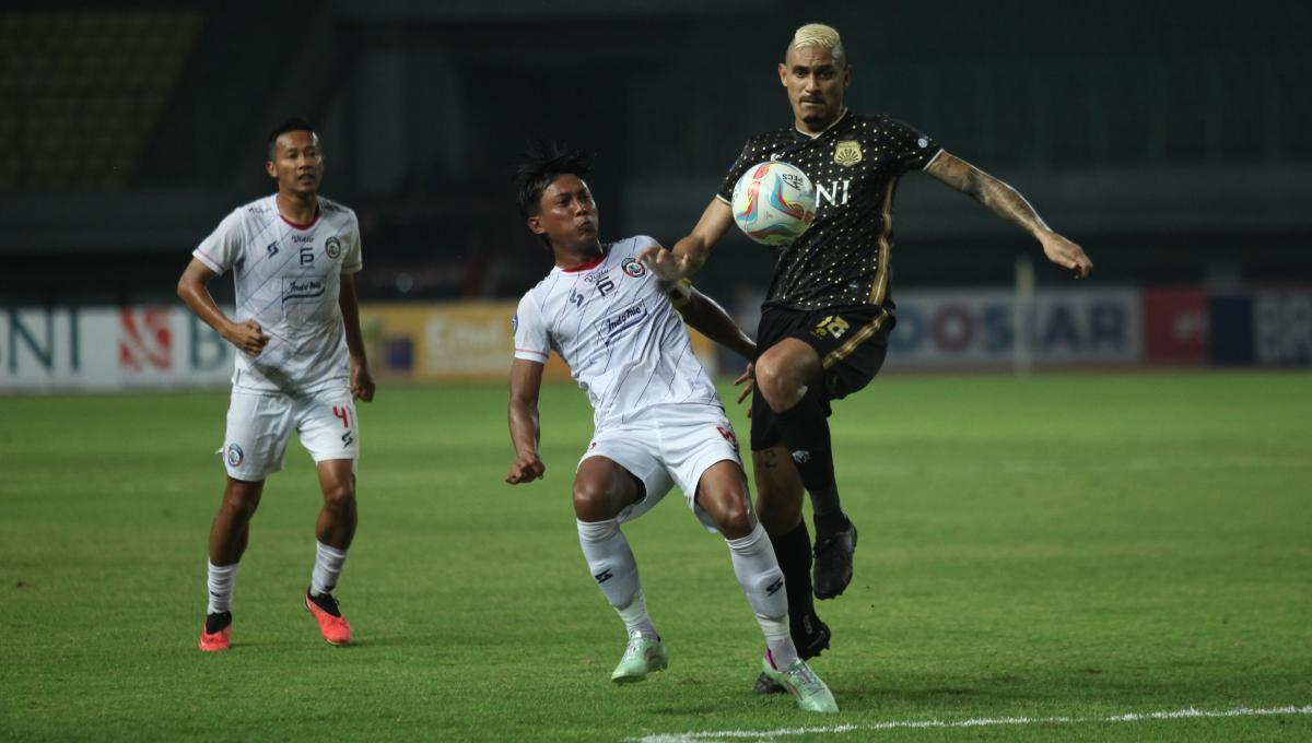 Striker Bhayangkara FC, Crislan Henrique da Silva dijaga ketat pemain Arema FC, Johan Ahmat Farizi dalam laga pekan ke-11 Liga 1 2023/2024 di stadion Patriot, Jumat (01/09/23).