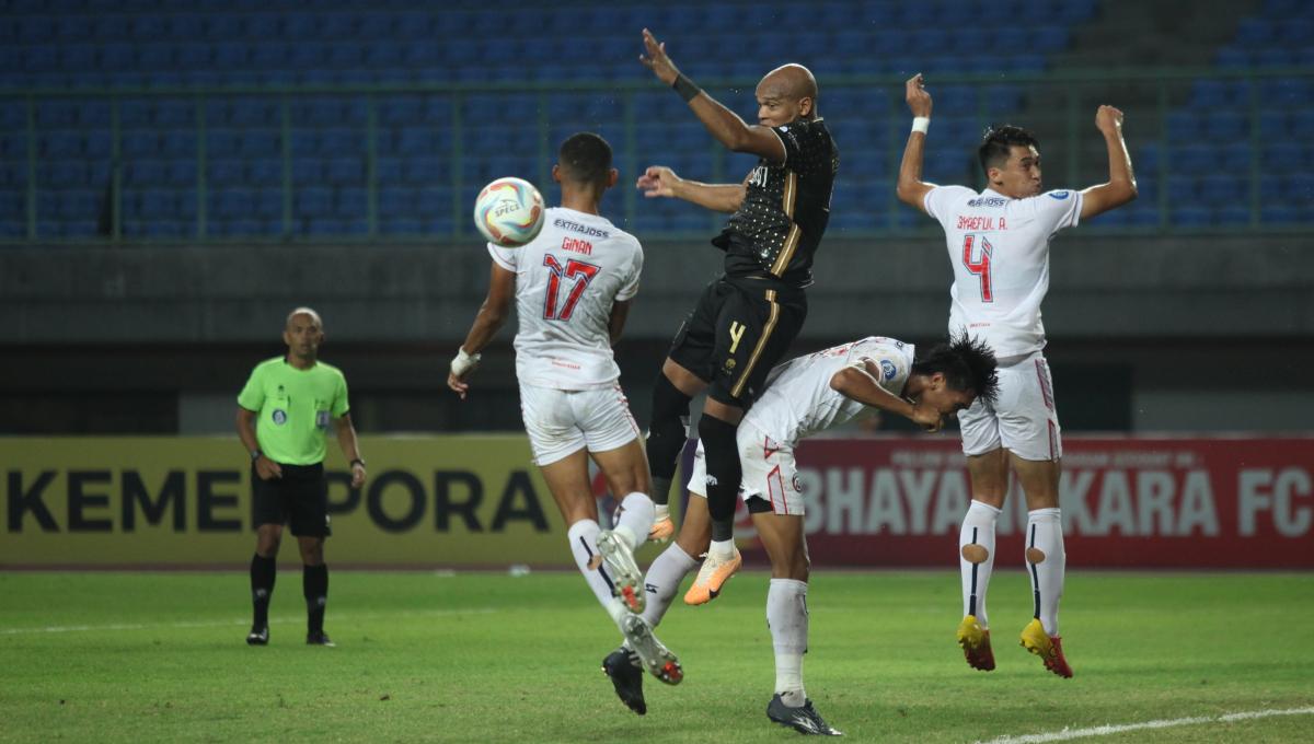 Duel udara bek Bhayangkara FC, Anderson Salles dengan pemain Arema FC dalam laga pekan ke-11 Liga 1 2023/2024 di stadion Patriot, Jumat (01/09/23).