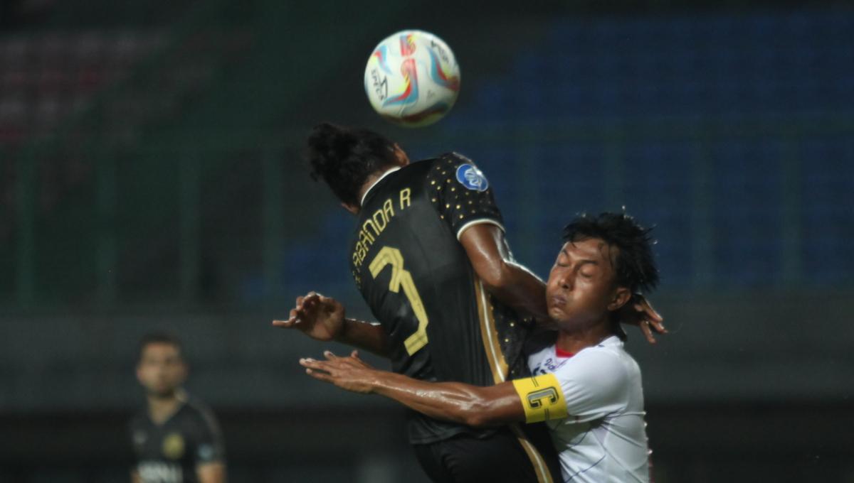 Duel udara antara bek Arema FC, Johan Ahmat Farizi dengan bek Bhayangkara FC, Abdul Rahman dalam laga pekan ke-11 Liga 1 2023/2024 di stadion Patriot, Jumat (01/09/23).