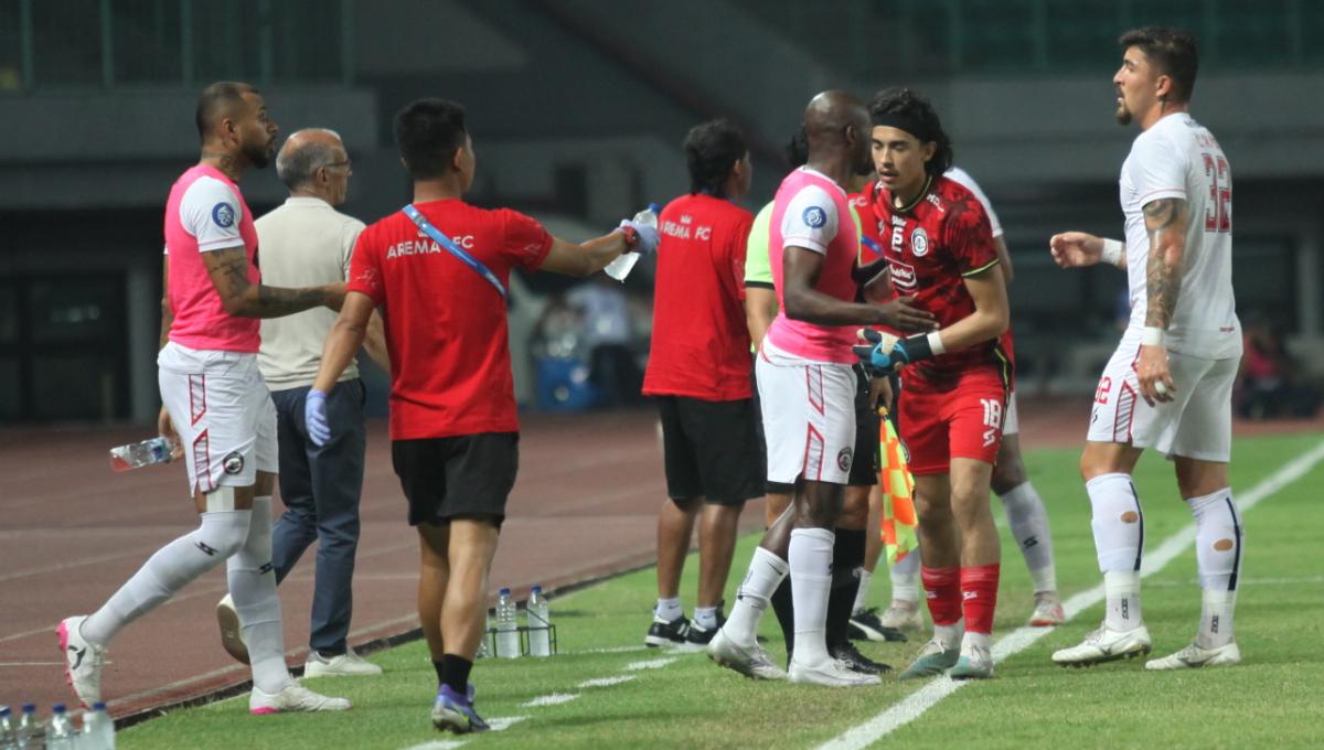 Selebrasi para pemain Arema FC usai mencetak gol ke gawang Bhayangkara FC dalam laga pekan ke-11 Liga 1 2023/2024 di stadion Patriot, Jumat (01/09/23).