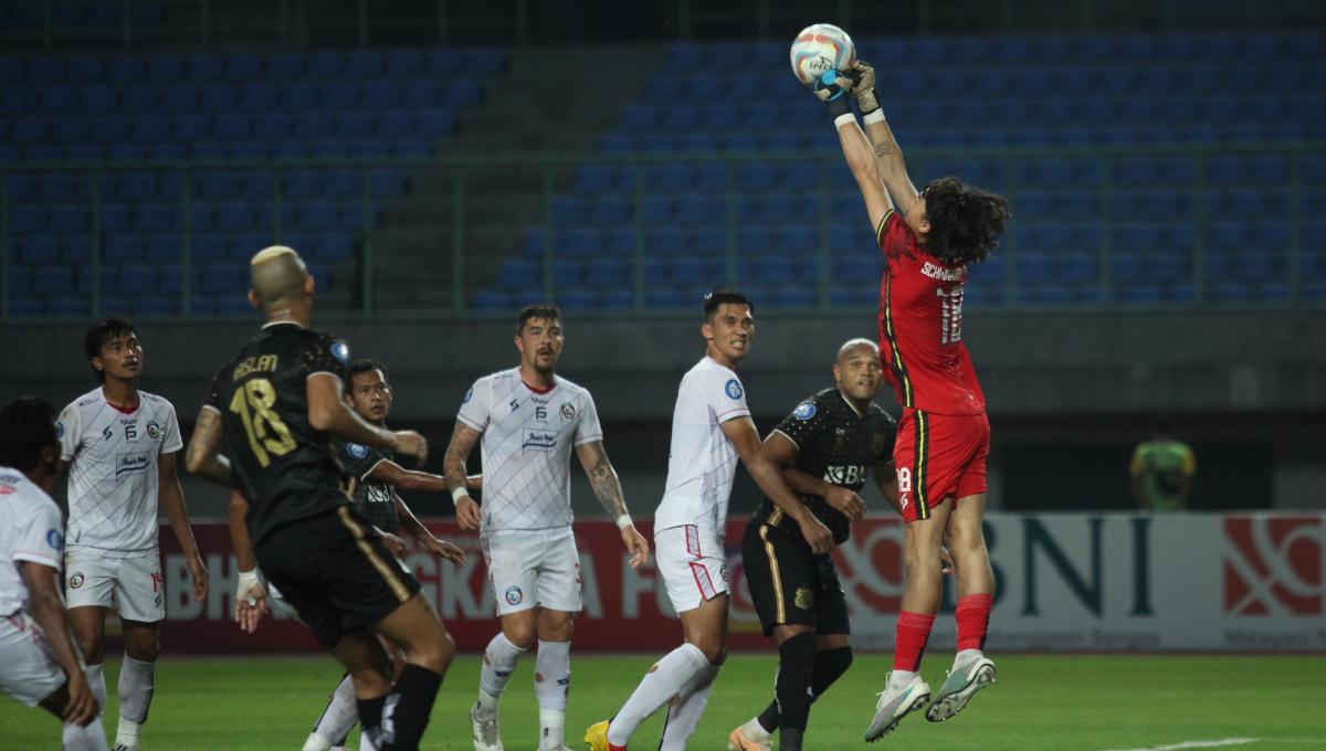 Kiper Arema FC, Schwarzer Garcia mengamankan gawangnya dari serangan pemain Arema FC dalam laga pekan ke-11 Liga 1 2023/2024 di stadion Patriot, Jumat (01/09/23).