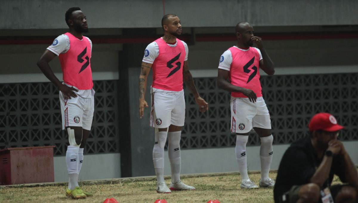 Striker Arema FC, Gustavo Almeida dan Greg Nwokolo saat melakukan pemanasan dalam laga pekan ke-11 Liga 1 2023/2024 di stadion Patriot, Jumat (01/09/23).