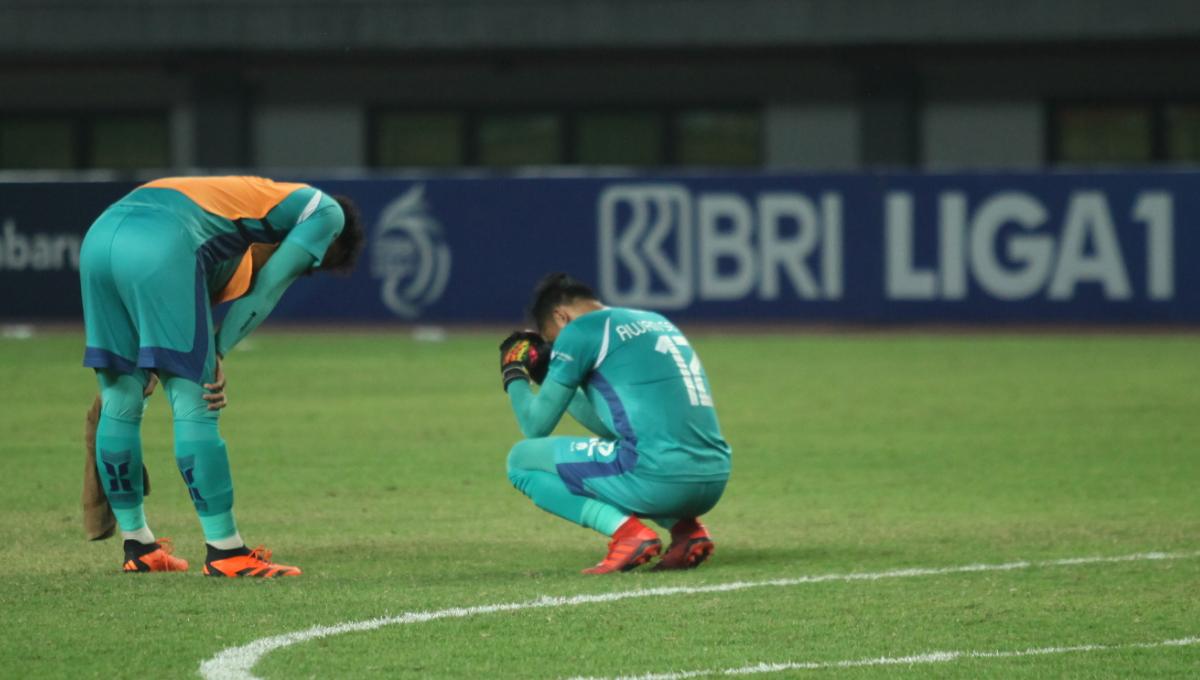 Kesedihan kiper Bhayangkara FC, Awan Setho usai timnya kalah dari Arema FC dalam laga pekan ke-11 Liga 1 2023/2024 di stadion Patriot, Jumat (01/09/23).