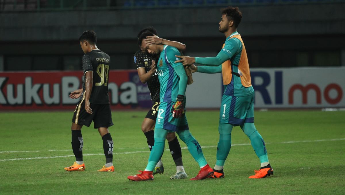 Kesedihan kiper Bhayangkara FC, Awan Setho usai timnya kalah dari Arema FC dalam laga pekan ke-11 Liga 1 2023/2024 di stadion Patriot, Jumat (01/09/23).