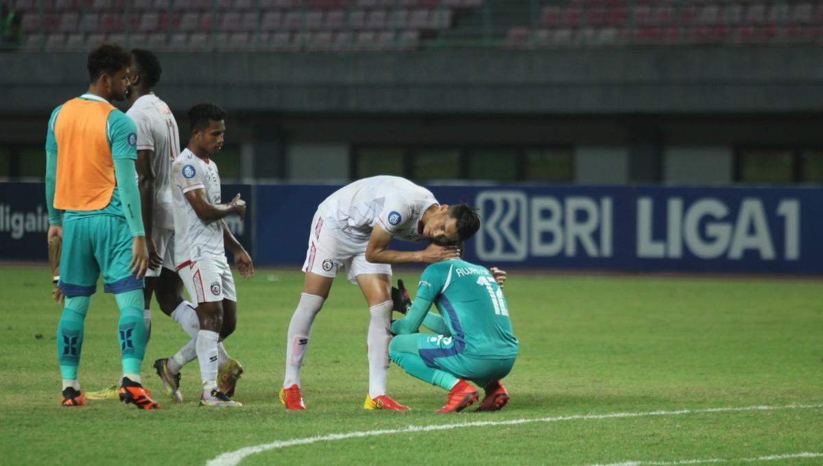 Kesedihan kiper Bhayangkara FC, Awan Setho usai timnya kalah dari Arema FC dalam laga pekan ke-11 Liga 1 2023/2024 di stadion Patriot, Jumat (01/09/23).