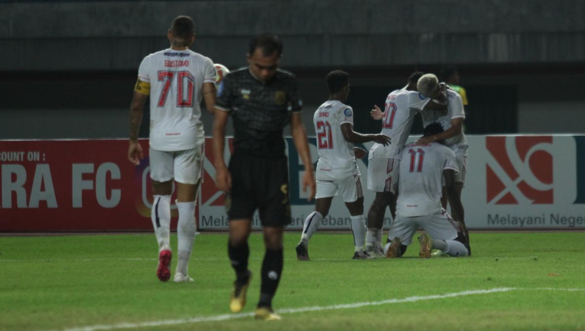 Selebrasi para pemain Arema FC usai Charles Lokoli Ngoy mencetak gol ke gawang Bhayangkara FC dalam laga pekan ke-11 Liga 1 2023/2024 di stadion Patriot, Jumat (01/09/23).
