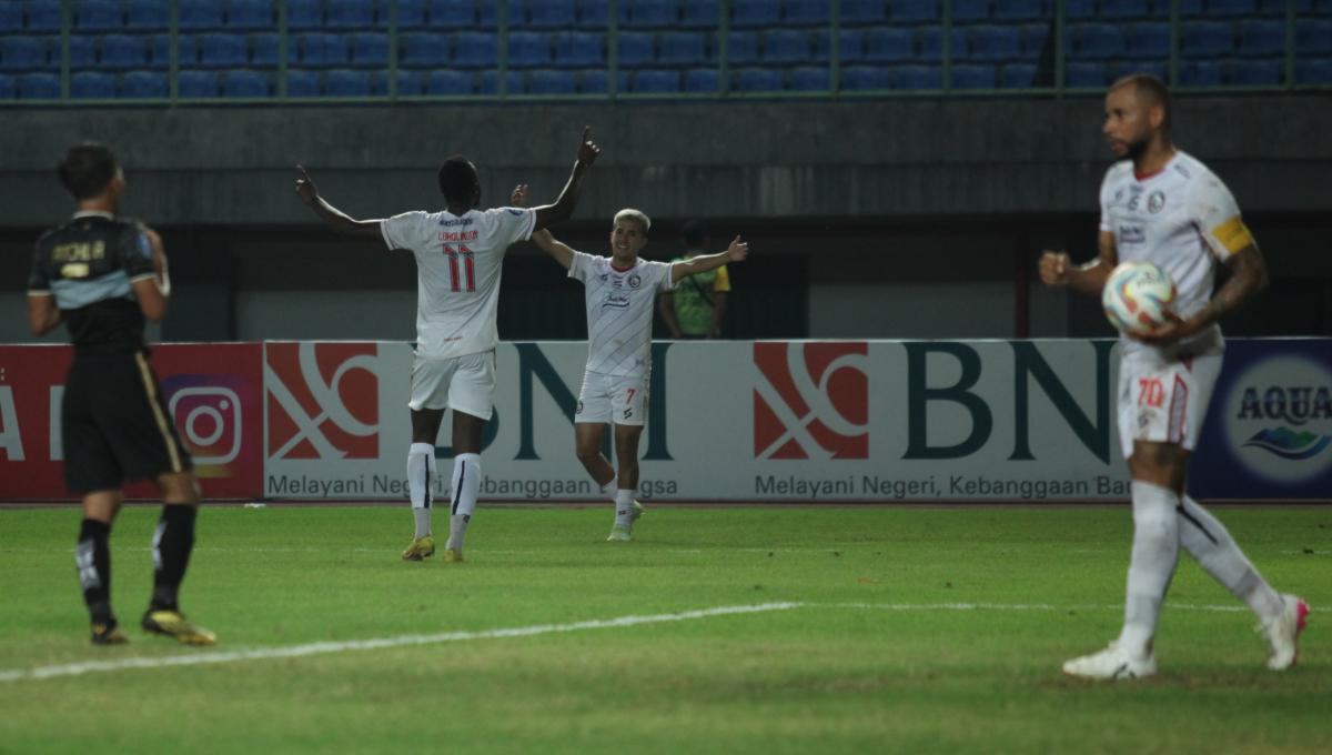 Selebrasi pemain Arema FC, Charles Lokoli Ngoy mencetak gol ke gawang Bhayangkara FC dalam laga pekan ke-11 Liga 1 2023/2024 di stadion Patriot, Jumat (01/09/23).
