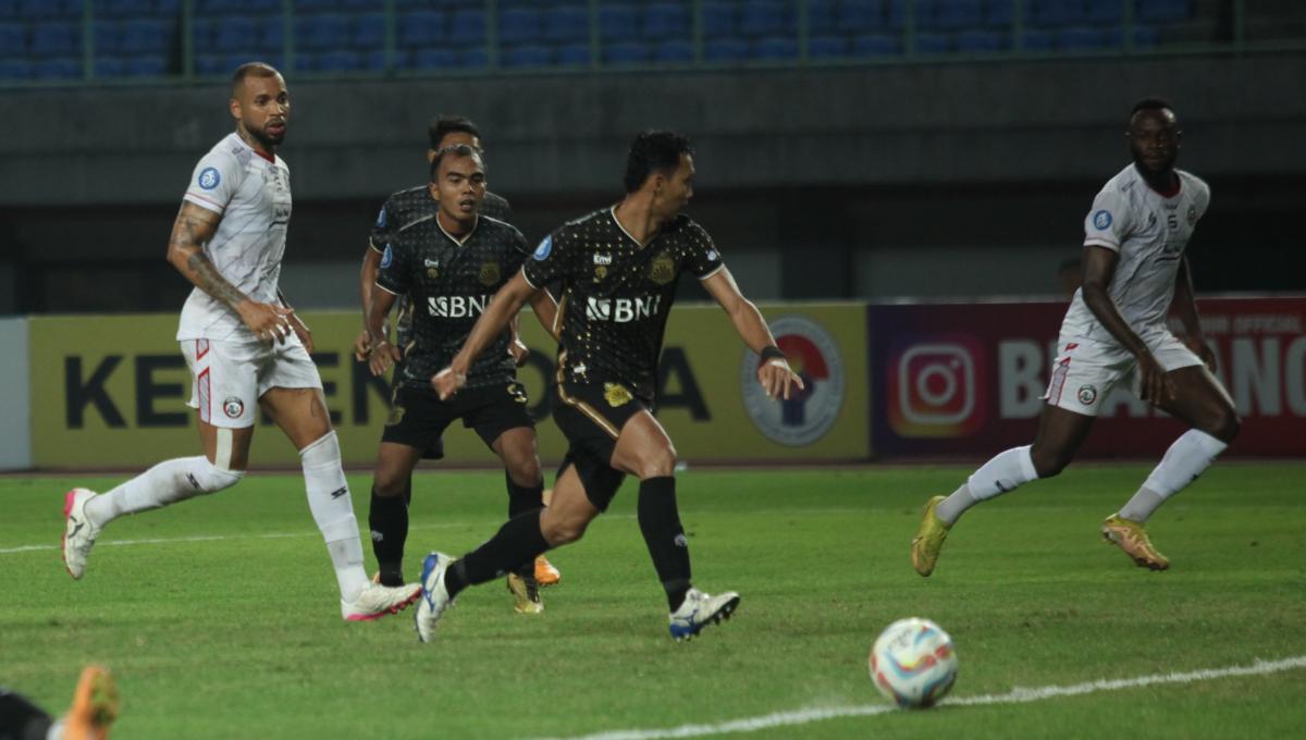 Proses gol Arema FC yang dicetak Charles Lokoli Ngoy ke gawang Bhayangkara FC dalam laga pekan ke-11 Liga 1 2023/2024 di stadion Patriot, Jumat (01/09/23).