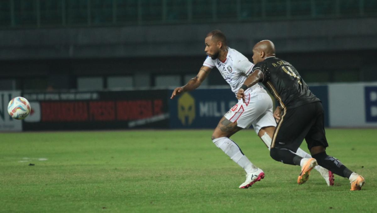 Duel antara striker Arema FC, Gustavo Almeida dengan bek Bhayangkara FC, Anderson Salles dalam laga pekan ke-11 Liga 1 2023/2024 di stadion Patriot, Jumat (01/09/23).