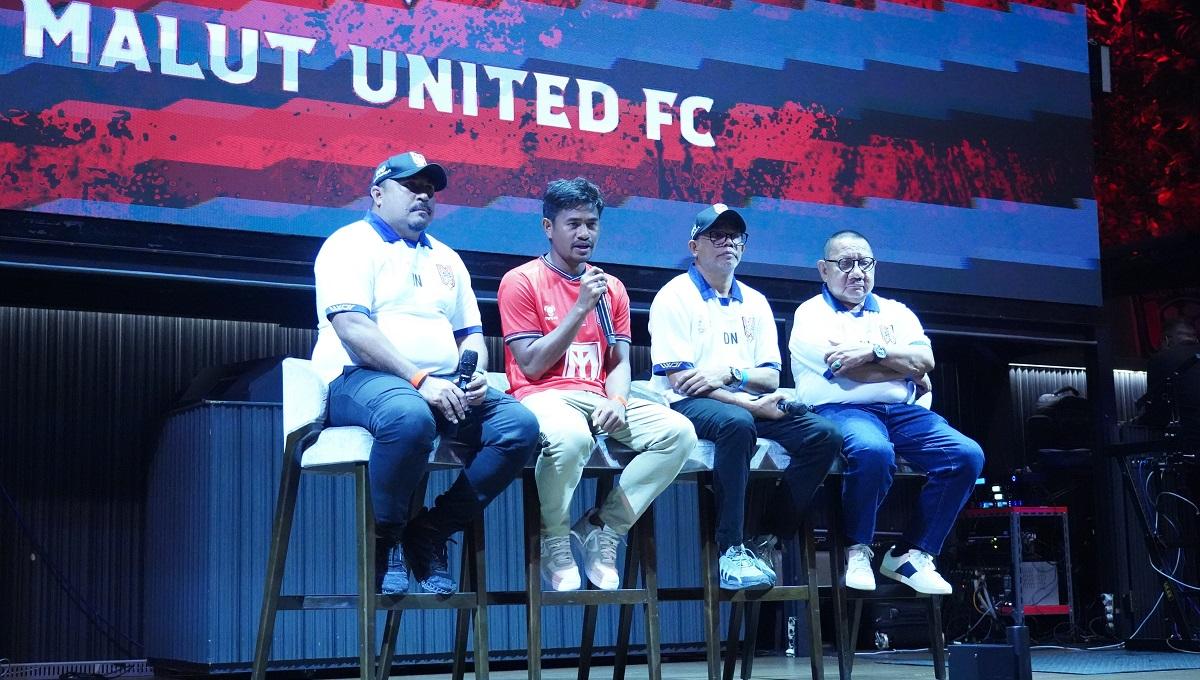 Pelatih Malut United FC, Imran Nahumarury (paling kiri).