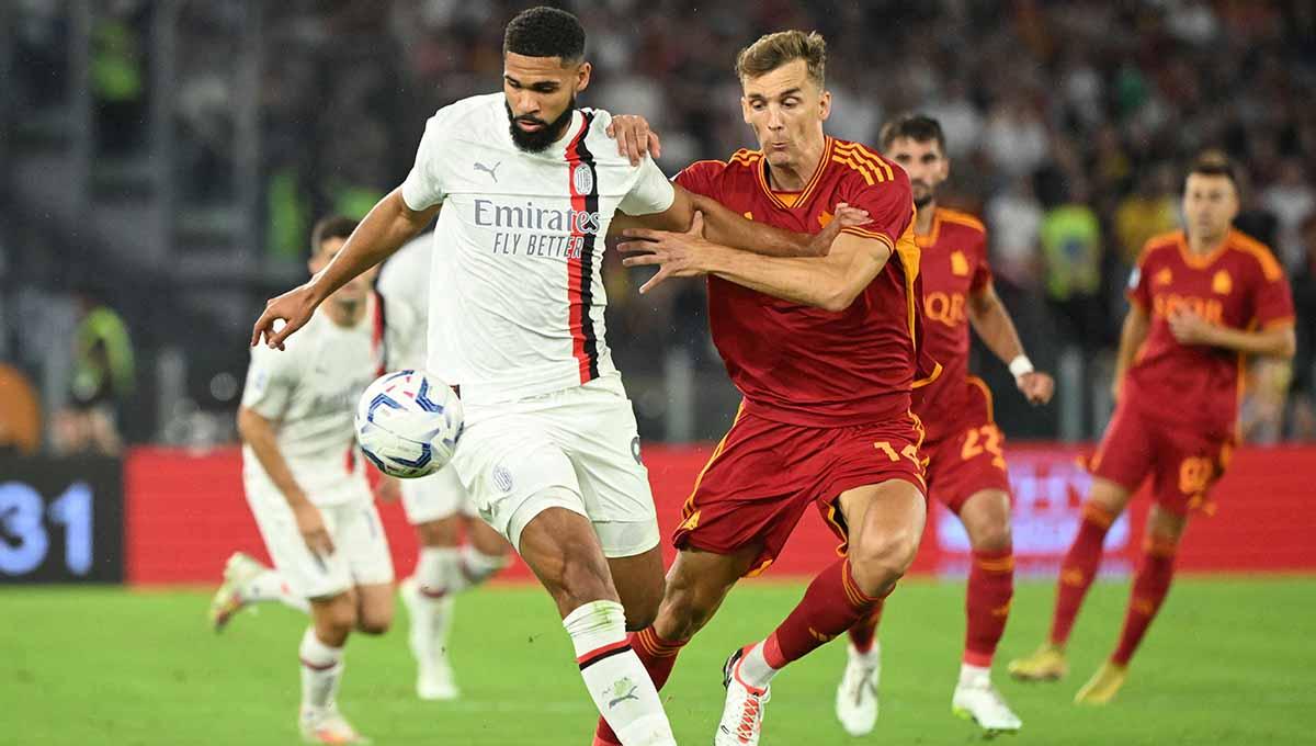 Pemain AC Milan, Ruben Loftus-Cheek coba melindungi bola dari rebutan pemain AS Roma di Liga Italia.