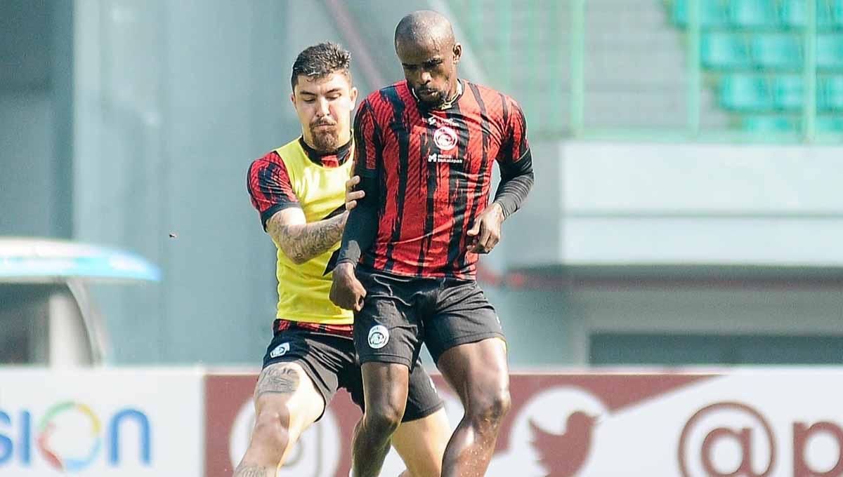 Pemain Arema FC Greg Nwokolo dan rekan tim saat official training. (Foto: MO Arema FC)