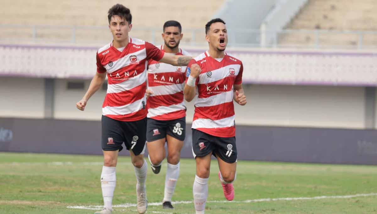 Selebrasi para pemain Madura United Trio Rivera, Brando & Lulinha usai mencetak gol ke gawang Persita. (Foto: MO Madura United)