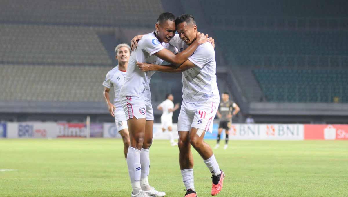 Selebrasi pemain Arema FC, Ginanjar Wahyu dengan rekan setim usai mencetak gol ke gawang Bhayangkara FC pada pekan ke 11 laga Liga 1 di Patriot (Bekasi). (Foto: MO Arema FC)