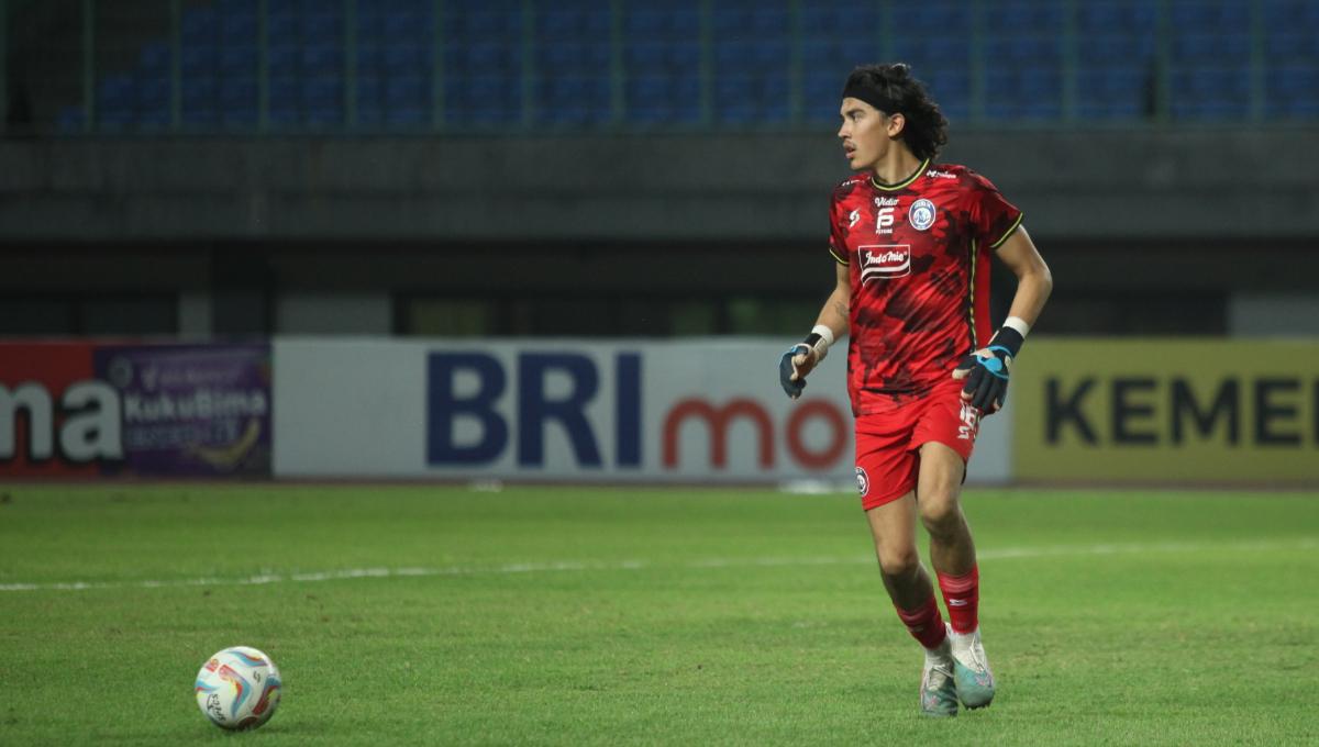 Kiper Arema FC, Julian Schwarzer saat menguasai bola dalam laga pekan ke-11 Liga 1 2023/2024 melawan Bhayangkara FC di stadion Patriot, Jumat (01/09/23).