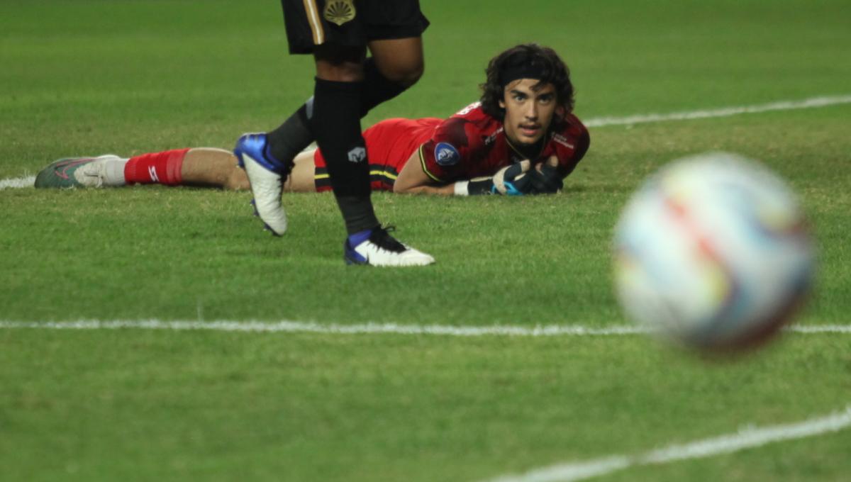 Kiper Arema FC, Julian Schwarzer saat menatap bola usai menggagalkan serangan pemain Bhayangkara FC dalam laga pekan ke-11 Liga 1 2023/2024 melawan Bhayangkara FC di stadion Patriot, Jumat (01/09/23).