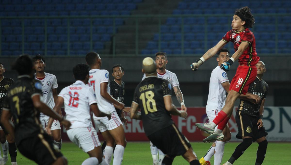 Kiper Arema FC, Julian Schwarzer saat menggagalkan serangan pemain Bhayangkara FC dalam laga pekan ke-11 Liga 1 2023/2024 di stadion Patriot, Jumat (01/09/23).