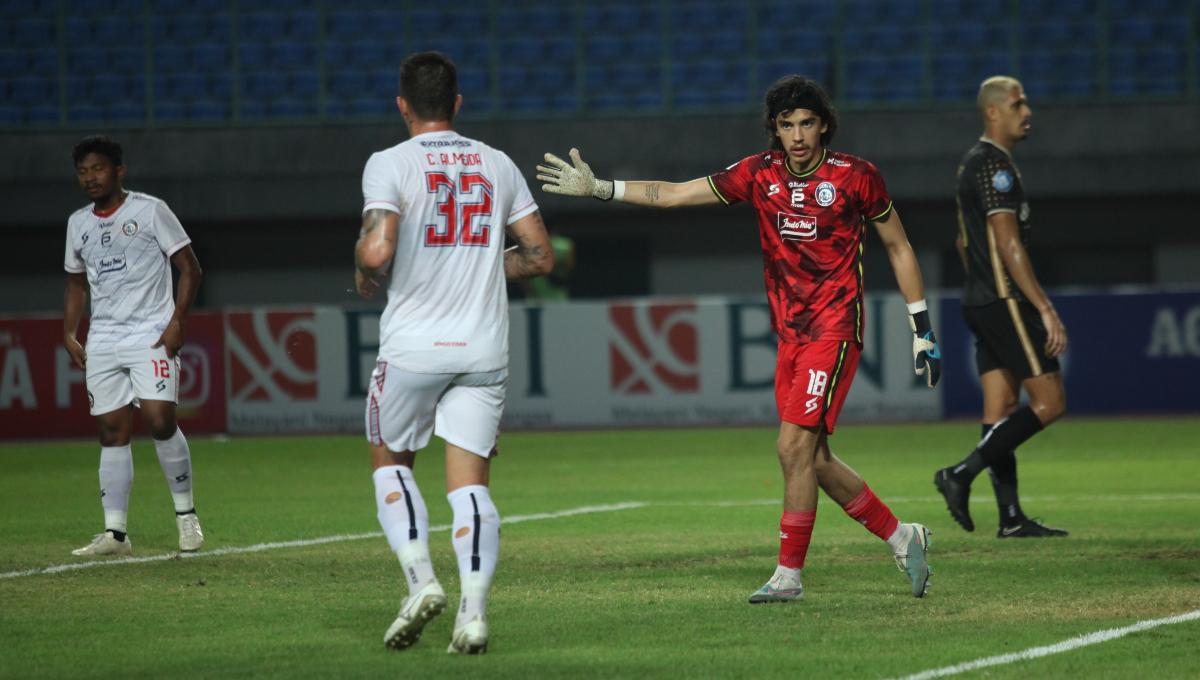 Kiper Arema FC, Julian Schwarzer saat menyemangati rekannya Charles Almeida dalam laga pekan ke-11 Liga 1 2023/2024 melawan Bhayangkara FC di stadion Patriot, Jumat (01/09/23).