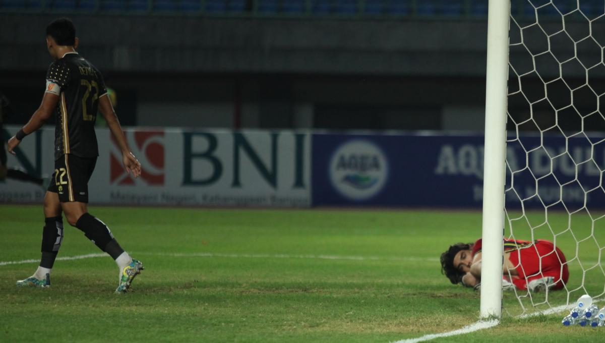 Kiper Arema FC, Julian Schwarzer berhasil menggagalkan peluang striker Bhayangkara FC, Dendi Sulystiawan dalam laga pekan ke-11 Liga 1 2023/2024 di stadion Patriot, Jumat (01/09/23).