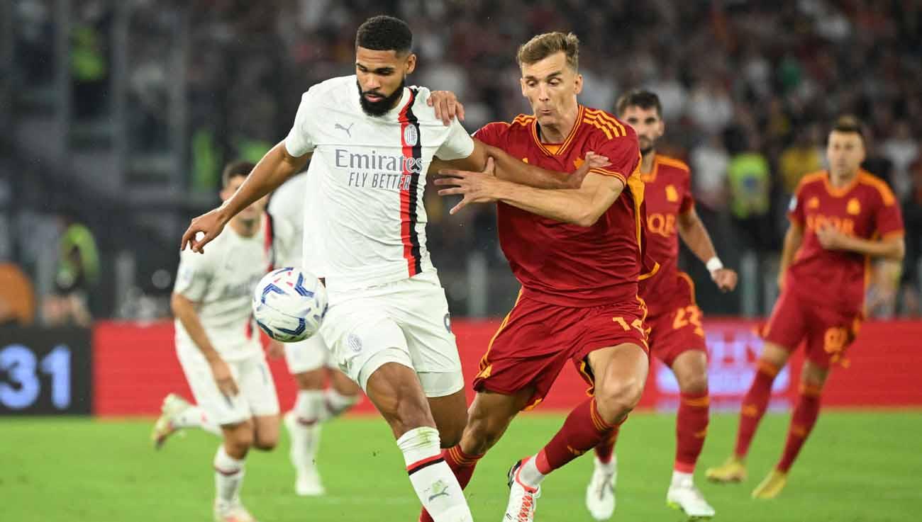 Pemain AC Milan Ruben Loftus-Cheek saat berebut bola dengan pemain AS Roma Diego Llorente pada laga Liga Italia. (Foto: REUTERS/Alberto Lingria)