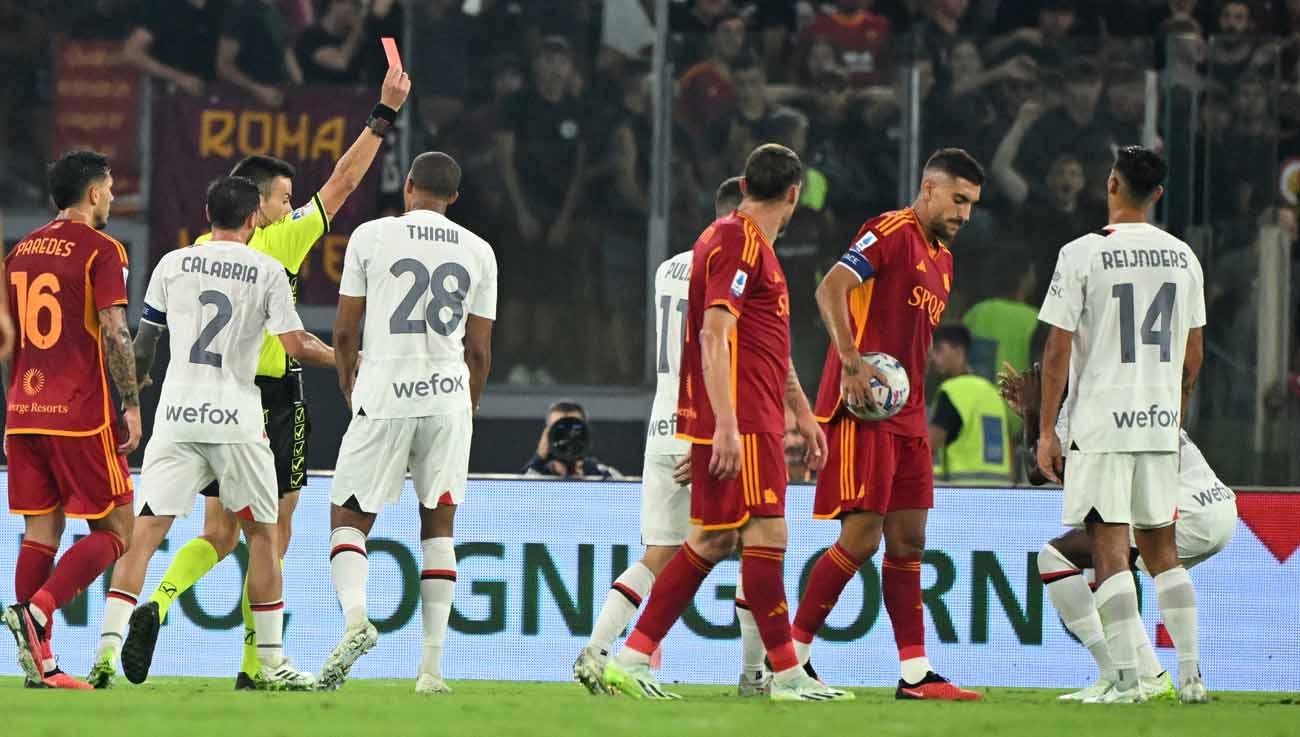 Pemain AC Milan Fikayo Tomori mendapatkan kartu merah oleh wasit pemimpin Antonio Rapuano pada laga Liga Italia. (Foto: REUTERS/Alberto Lingria)