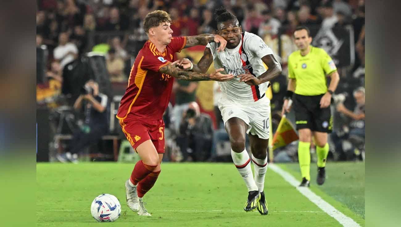 Aksi duel pemain AS Roma Nicola Zalewski berebut bola dengan pemain AC Milan Rafael Leao pada laga Liga Italia. (Foto: REUTERS/Alberto Lingria)