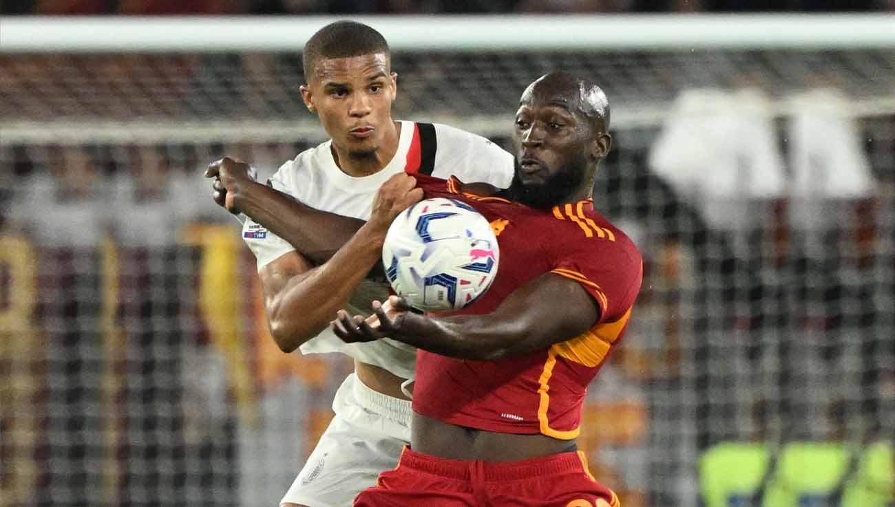 Aksi duel pemain AS Roma Romelu Lukaku berebut bola dengan pemain AC Milan Malick Thiaw pada laga Liga Italia. (Foto: REUTERS/Alberto Lingria)